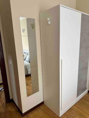 a room with a large mirror and a closet at Apartamento con vistas a la montaña in Infiesto