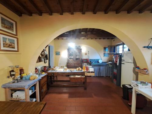 an archway in a kitchen with a table and a refrigerator at B&B La corte di Stelio in Pisa