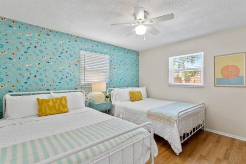1 dormitorio con 2 camas y ventilador de techo en Tropical Oasis FL Largo, en Largo
