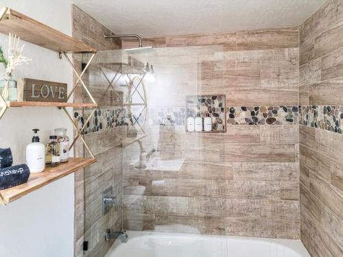 un baño con bañera y lavabo en The Love Shack Big Bear, en Sugarloaf