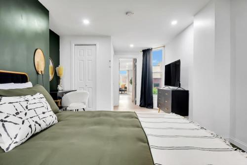 Cama ou camas em um quarto em Luxe Penthouse Unit 5, short Walk to Proctors and Dining