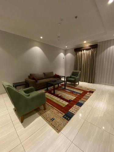 a living room with a couch and two chairs at بيوتات المروة للشقق المخدومة biutat almarwa in Jeddah