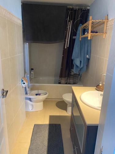 y baño con aseo, lavabo y bañera. en Apartament Jardin De Alba in Villamartin, en Orihuela