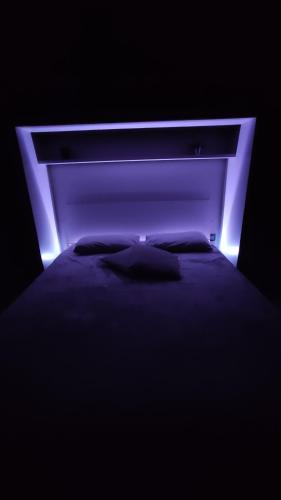 Cozy Private Room with Ensuite in Msida/Pieta - Near Vallettaにあるベッド