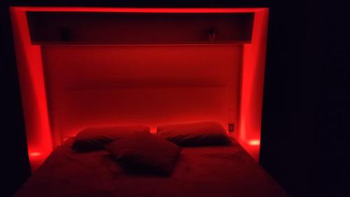 Cozy Private Room with Ensuite in Msida/Pieta - Near Vallettaにあるベッド