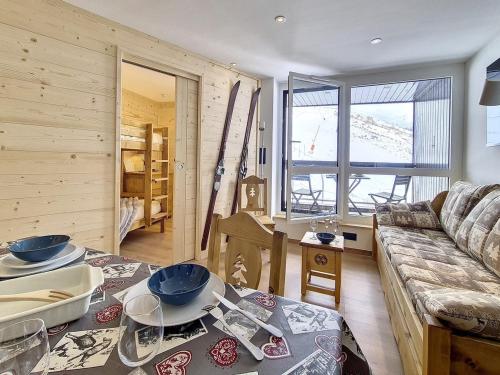 un salon avec un canapé et une table dans l'établissement Charmant appartement rénové - Au pied des pistes - 4 pers - Parking - WiFi - Balcon Sud-Est - FR-1-344-871, aux Menuires