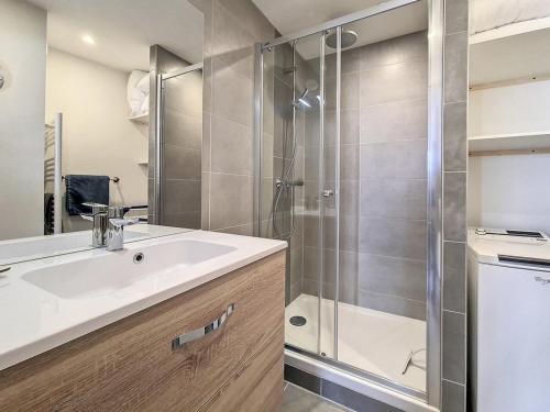 une salle de bain avec un lavabo et une douche dans l'établissement Charmant appartement rénové - Au pied des pistes - 4 pers - Parking - WiFi - Balcon Sud-Est - FR-1-344-871, aux Menuires