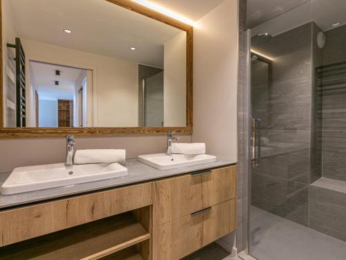 a bathroom with two sinks and a shower at Appartement Val-d'Isère, 3 pièces, 5 personnes - FR-1-694-338 in Val-d'Isère