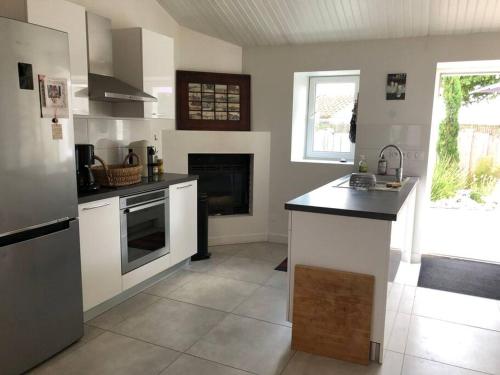 une cuisine avec un évier et un plan de travail dans l'établissement Moulin de l’aubier, à Fouras