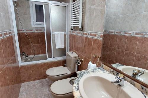 y baño con aseo, lavabo y espejo. en Bravaholidays-831-Fabra-Barcelona, en Santa Coloma de Gramenet