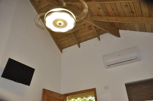 Cette chambre dispose d'un ventilateur de plafond et d'une télévision. dans l'établissement Hotel Piedra Marron, à Las Terrenas