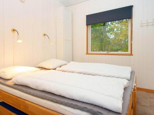 מיטה או מיטות בחדר ב-Holiday home Ebeltoft CL