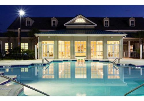 Majoituspaikassa Myrtle Beach - Deluxe Studio Villa Retreat Resort - Special Offer Reserve Now! tai sen lähellä sijaitseva uima-allas
