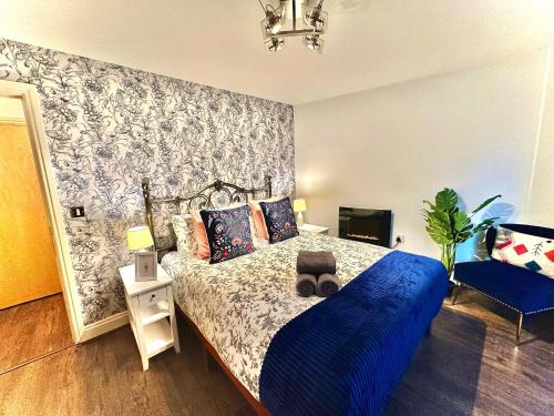 a bedroom with a bed with a blue blanket at Rustic Elegant 2Bedroom Haven near Regents Park in London