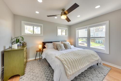 Un dormitorio con una cama grande y una ventana en Lakefront Fox Lake Home with Furnished Deck!, en Fox Lake