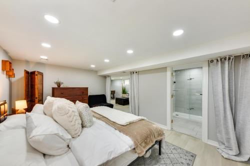 1 dormitorio con cama blanca y puerta corredera de cristal en Lakefront Fox Lake Home with Furnished Deck!, en Fox Lake