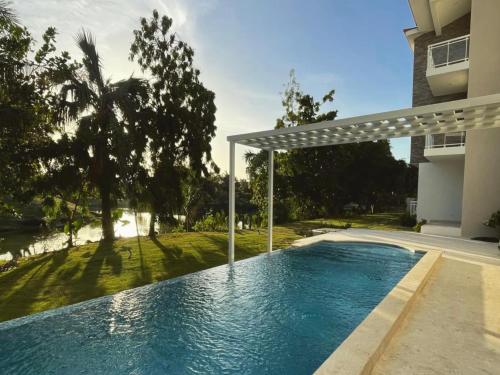 Bazén v ubytování Golf & LakeView Condo Near Beach nebo v jeho okolí