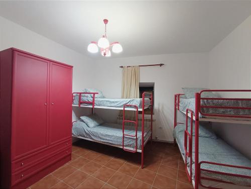 מיטה או מיטות קומותיים בחדר ב-La fortaleza de Bernuy