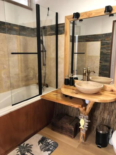 une salle de bain avec un lavabo et une douche en verre dans l'établissement Kembali mini loft, au Beausset