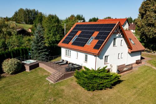 uma casa com painéis solares no telhado em Chill Warmia em Dywity