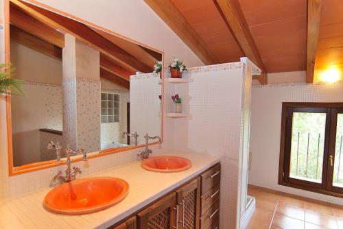 bagno con 2 lavandini e specchio di Finca Son Tresco 126 by Mallorca Charme a Búger