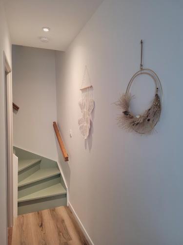 un couloir avec des escaliers et un lustre dans l'établissement T2 cozy proche centre, à Bergerac