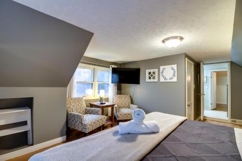 Un dormitorio con una cama con una toalla. en Pet-Friendly Cottage 8 Mi to Paul Bunyan Land!, en Brainerd