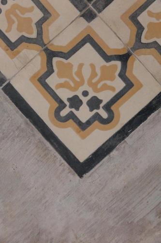 a tiled floor with a geometric design on it at Cabanas Vinsanto in Bento Gonçalves
