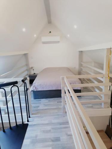 une chambre avec un lit et un lit superposé dans l'établissement La tour du bonheur, à Mantry