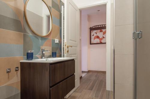 een badkamer met een wastafel en een spiegel bij Casa Matta in Castel Gandolfo