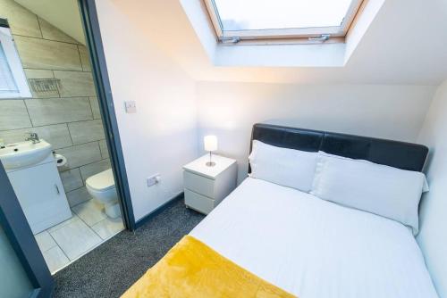 a small bedroom with a bed and a bathroom at Charming 1-Bed Studio in Birmingham in Birmingham