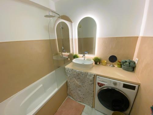La salle de bains est pourvue d'un lave-linge et d'un lavabo. dans l'établissement T3 rénové à 8 min de la mer, à Saint-Cyr-sur-Mer
