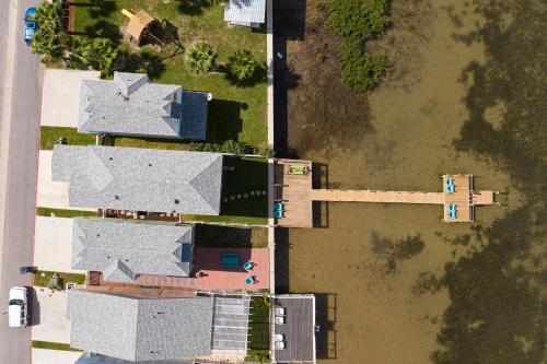 an overhead view of a house with a pool of water at Las Joyas Bayview Home in Port Isabel