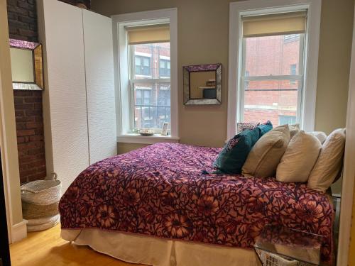 Un dormitorio con una cama con almohadas. en Boston North end Harbor View condo. FREE PARKING, en Boston