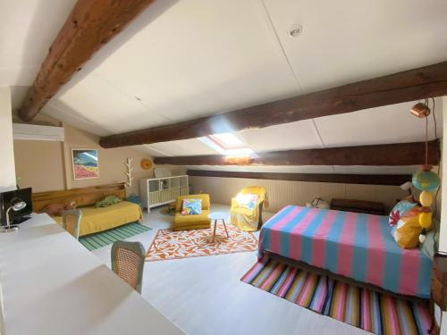 - une chambre avec un lit et un salon dans l'établissement T3 rénové à 8 min de la mer, à Saint-Cyr-sur-Mer