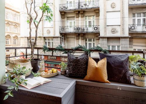 Chill on the Screened Balcony-Budapest Most Historic Landmarks 1072 Budapest, 6 Akácfa utca kép - 3