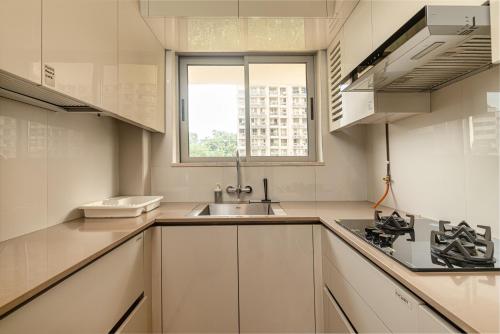 Entire One Bedroom Apartment - Hiranandani Gardens, Mumbai Powaiにあるキッチンまたは簡易キッチン