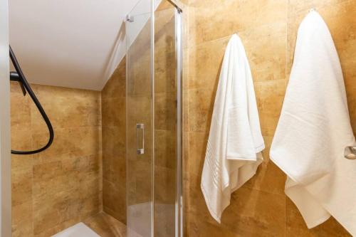 a bathroom with a shower with a glass shower stall at Duplex with terrace near Bcn in Terrassa