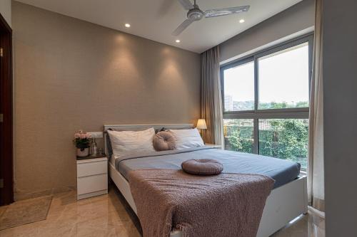 Entire One Bedroom Apartment - Hiranandani Gardens, Mumbai Powaiにあるベッド