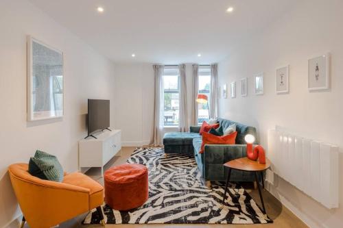 una sala de estar con 2 sofás y una alfombra en The Ladywell in Lewisham, en Londres