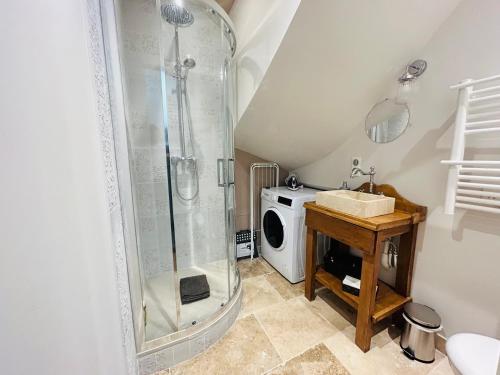 een badkamer met een douche en een wasmachine bij Studio Carnot - Centre - Hospices in Beaune