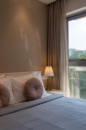Entire One Bedroom Apartment - Hiranandani Gardens, Mumbai Powaiにあるベッド