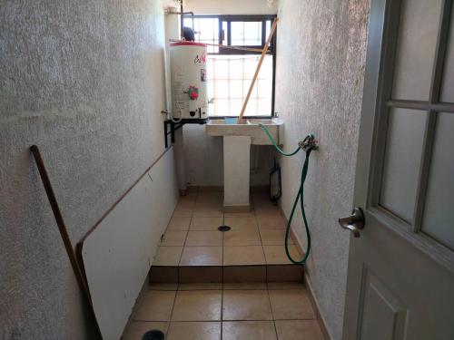 a small hallway with a sink and a window at Ubicacion Privilegiadadepartamento En El Centro in Almoloya de Juárez