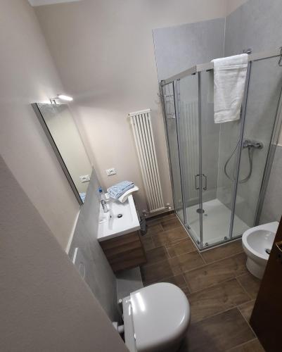een badkamer met een douche, een toilet en een wastafel bij La Rosa Cesena in Cesena