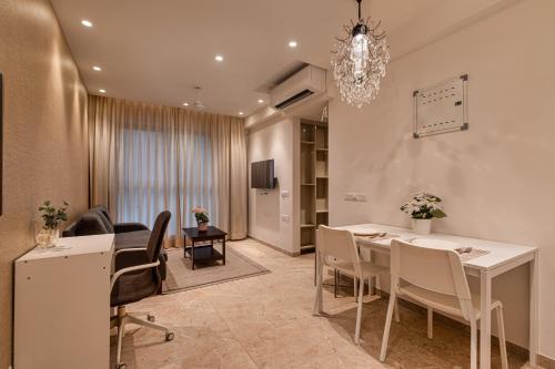 Entire One Bedroom Apartment - Hiranandani Gardens, Mumbai Powaiにあるシーティングエリア