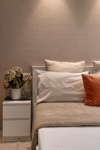 Entire One Bedroom Apartment - Hiranandani Gardens, Mumbai Powaiにあるベッド