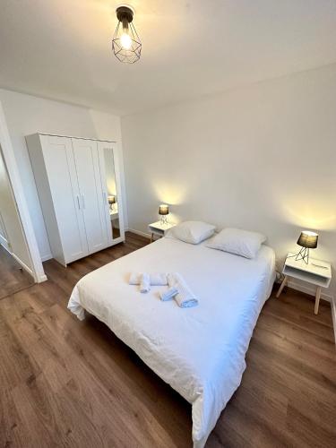מיטה או מיטות בחדר ב-Magnificent apart Paris Bagnolet 402 with view