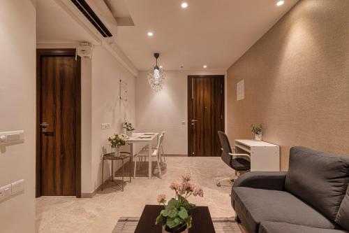 Entire One Bedroom Apartment - Hiranandani Gardens, Mumbai Powaiにあるシーティングエリア
