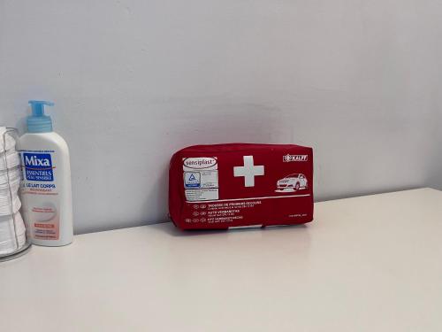 une horloge numérique rouge à côté d'une bouteille de lait dans l'établissement Appartement La parisienne, à Fresnes