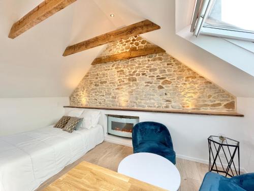 un salon avec un canapé et une cheminée dans l'établissement LE CALLOCH 3D - Standing - Calme - Wifi - Smart TV, à Quimper